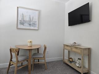 Waterfront apartment, blocks from the beach - 8