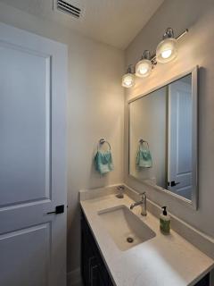 Waterfront apartment, blocks from the beach - 7
