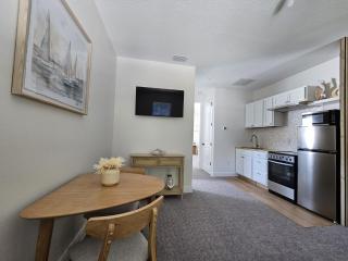 Waterfront apartment, blocks from the beach - 0