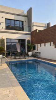 Al Dana Palma Villa - Luxury 4-bedroom villa with Heated Pool & Mountain Sea View - 1
