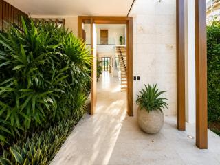 Luxe 5BR Villa with Cook, Butler & Pool - 4