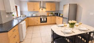 New 3BR Family Home Hot Tub And Free Parking - 6