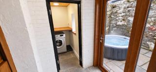 New 3BR Family Home Hot Tub And Free Parking - 3