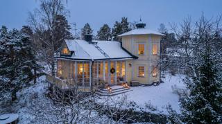 Charming Saltsjo-Boo Villa with Water Views - 8