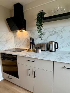 NEU Design Apartment - Boxspringbett - 360 Grad Smart-TV - 0