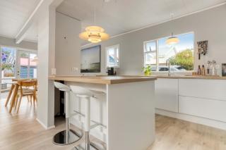 3-Bedroom Scandinavian Home near Sky Lagoon with Hot Tub and Garden - 2