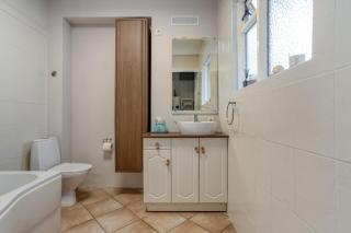 3-Bedroom Scandinavian Home near Sky Lagoon with Hot Tub and Garden - 3