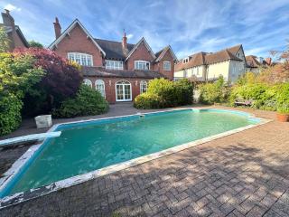 Grand Solihull Villa I Pool I Sleeps 10 I Near NEC - 4