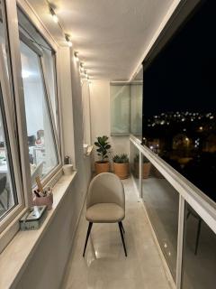 Modern Luxury Haven with Balcony View & Jacuzzi Near Airport - 5
