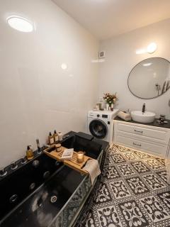 Modern Luxury Haven with Balcony View & Jacuzzi Near Airport - 1