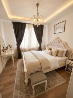 Modern Luxury Haven with Balcony View & Jacuzzi Near Airport - 4
