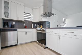 Blue Door Duplex Renovated Parking and Designed - 6