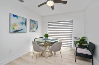 Blue Door Duplex Renovated Parking and Designed - 2