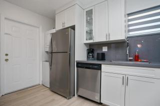 Blue Door Duplex Renovated Parking and Designed - 1