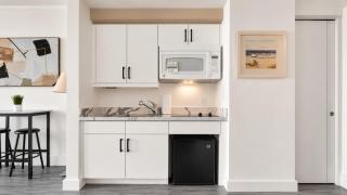 2 Queen Studio, Ocean and City Views, Free Parking - 8