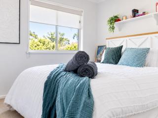 Beachfront Getaway Pet-Friendly & Near Boat Ramp - Koala Stay - 3