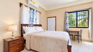 Cozy Dangriga Coastal Getaway with AC In-Unit Laundry & Full Kitchen - 9