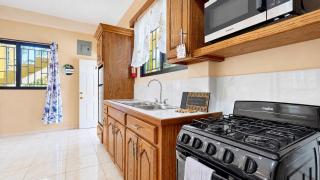 Cozy Dangriga Coastal Getaway with AC In-Unit Laundry & Full Kitchen - 7