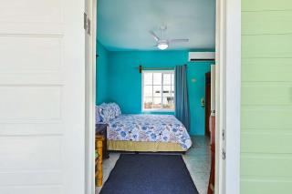 Central Caye Caulker Apartment with AC Wi-Fi & Kitchen - 3