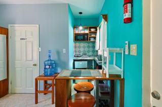 Central Caye Caulker Apartment with AC Wi-Fi & Kitchen - 2