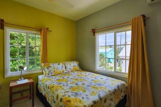 Cozy Caye Caulker Apartment in Central Location with AC & Kitchenette - 0