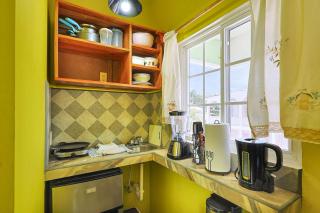 Cozy Caye Caulker Apartment in Central Location with AC & Kitchenette - 8