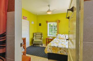 Cozy Caye Caulker Apartment in Central Location with AC & Kitchenette - 3