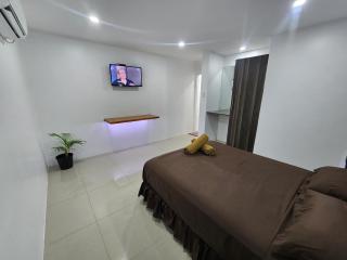 Tropic Towers Apartment Hotel - 0