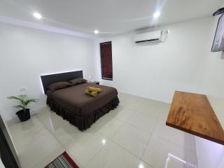 Tropic Towers Apartment Hotel - 8