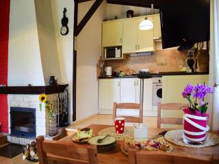 Lakeside holiday home with private garden - 2