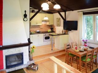 Lakeside holiday home with private garden - 8