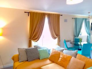 Apartment Sleeps 4 with Wifi - 6