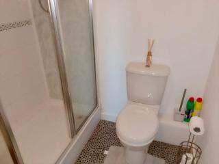 Apartment Sleeps 4 with Wifi - 9
