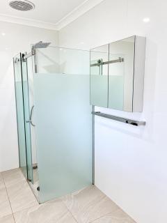 Springvale Hub - Beautiful & spacious queen bed room - 2