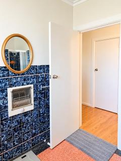 Central Springvale - Beautiful and spacious queen-bed room - 2