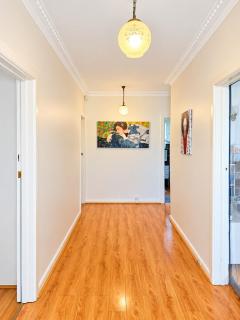 Central Springvale - Beautiful and spacious queen-bed room - 9
