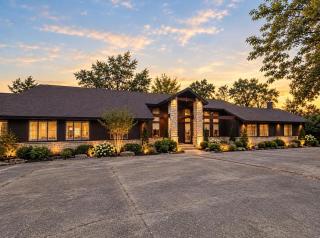 Eureka Springs Lake Lodge sleeps 14 - Hot Tub - 0