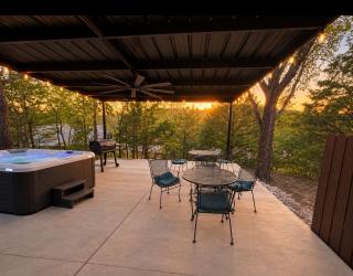 Eureka Springs Lake Lodge sleeps 14 - Hot Tub - 9
