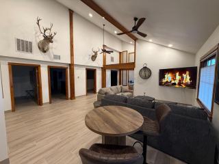 Eureka Springs Lake Lodge sleeps 14 - Hot Tub - 7