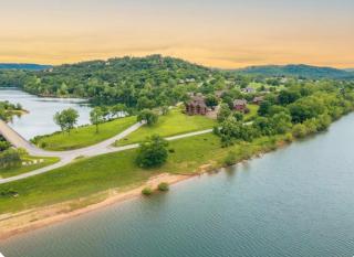Eureka Springs Lake Lodge sleeps 14 - Hot Tub - 6