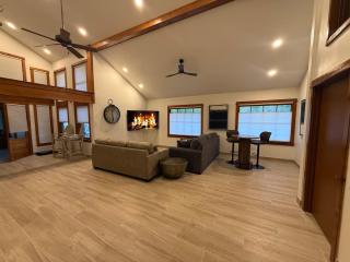Eureka Springs Lake Lodge sleeps 14 - Hot Tub - 2