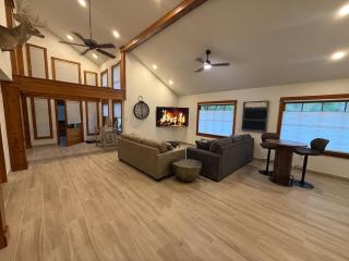 Eureka Springs Lake Lodge sleeps 14 - Hot Tub - 5