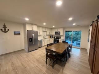 Eureka Springs Lake Lodge sleeps 14 - Hot Tub - 4