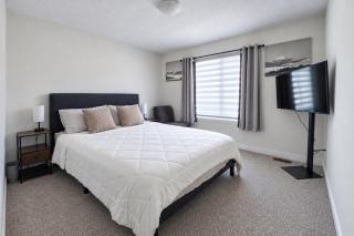 Modern 2BR Smart Home Sleeps 6 with Free Parking, Laundry, Ping-Pong & Private Backyard - Central to Shops, Restaurants & Innisfil Beach Park - Perfect for Work, Families & Couples! - 8