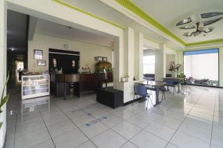 Urbanview Hotel Grand Palem near Alun Alun Batu - 9