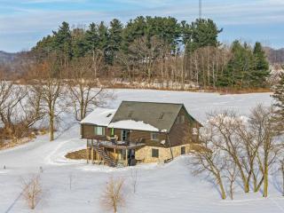 Spacious 4BR Cabin • Sleeps 12 • Games •Near Dells - Lyndon Station - 6