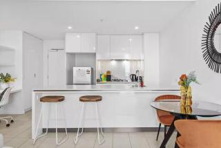 Mountain View 1BR with Parking, Pool, Sauna & Spa - 4
