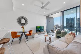 Mountain View 1BR with Parking, Pool, Sauna & Spa - 2