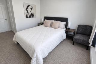 Modern 2BR Smart Home Sleeps 6 with Free Parking, Laundry, Ping-Pong & Private Backyard - Central to Shops, Restaurants & Innisfil Beach Park - Perfect for Work, Families & Couples! - 7