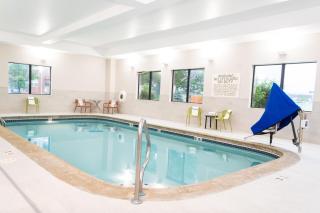 Hampton Inn & Suites Addison - 2